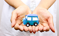 2.持込もしくは引取で、お車をお預かりいたします
